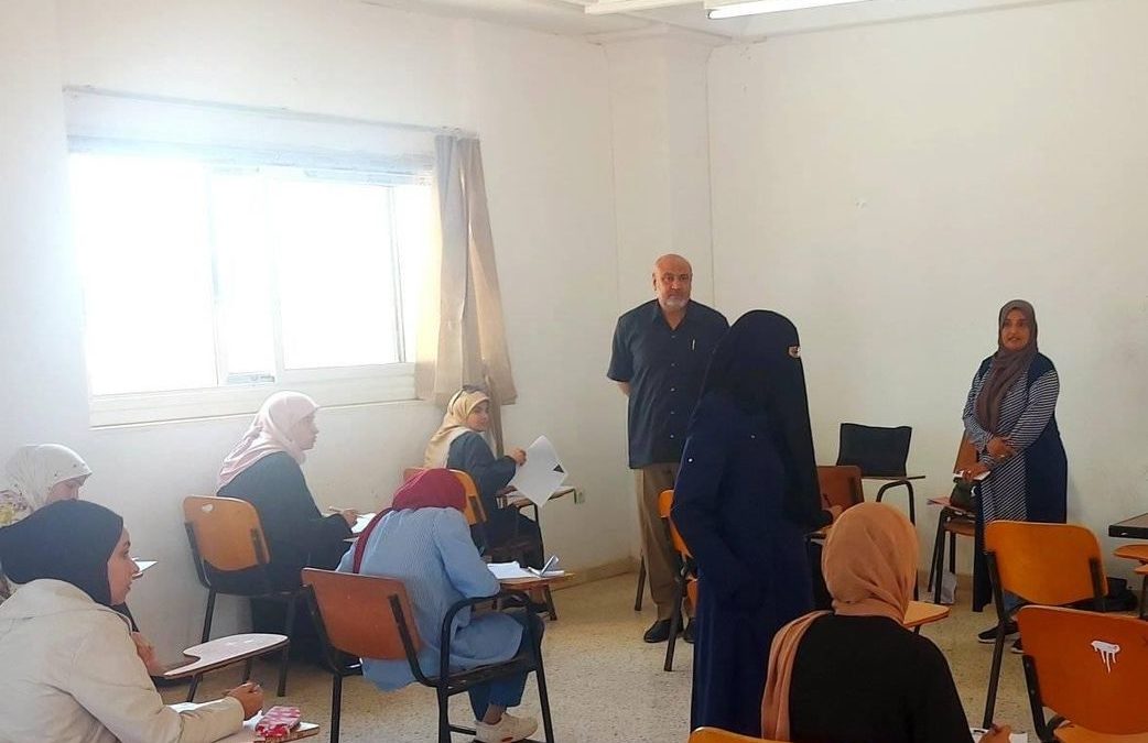 كلية الآداب تشرع في امتحاناتها