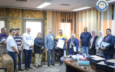 كلية الآداب تسلم ملف الاعتماد المؤسسي لرئيس الجامعة