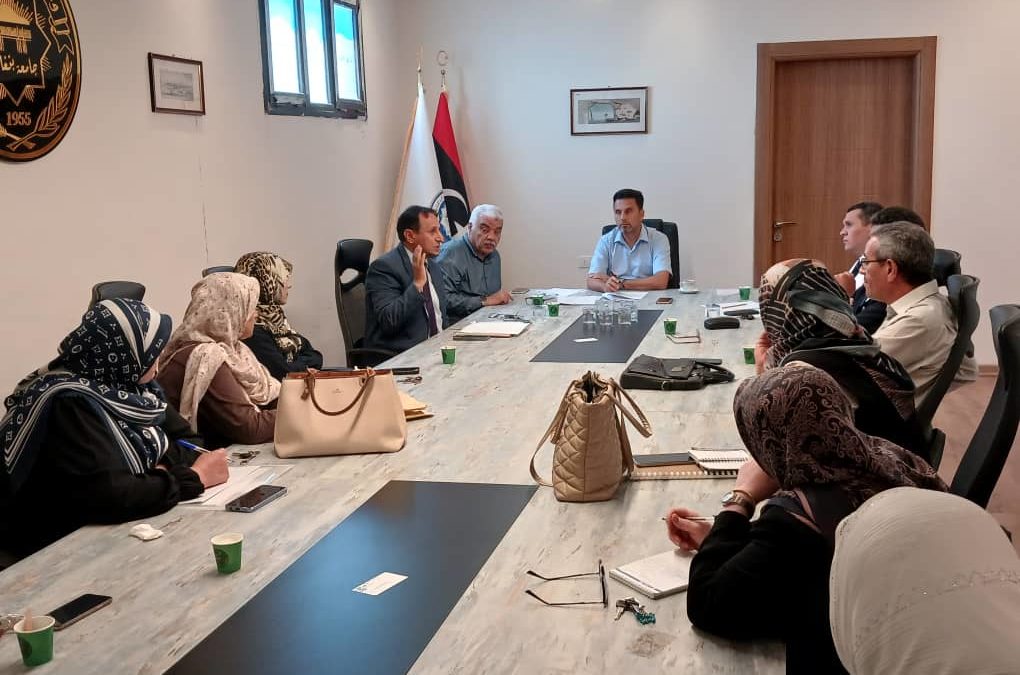 لجنة المناهج بكلية الآداب تعقد اجتماعها الأول 