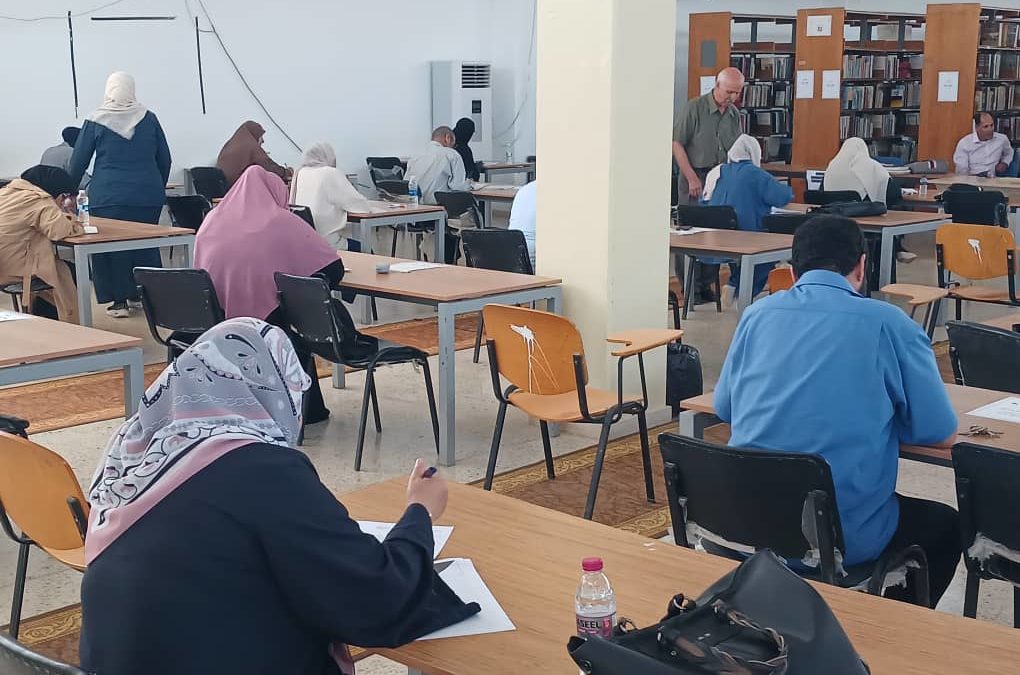 عميد كلية الآداب يشرف على سير الامتحانات النهائية للدراسات العليا