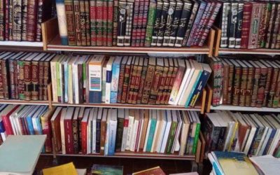 كلية الآداب تثني على جهود موظفي المكتبة في تجهيز 500 كتاب لطلاب العلم