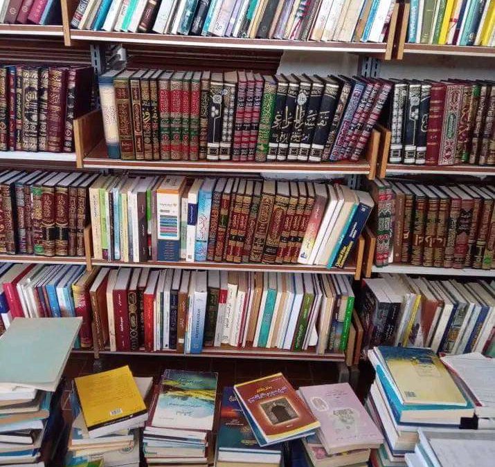كلية الآداب تثني على جهود موظفي المكتبة في تجهيز 500 كتاب لطلاب العلم