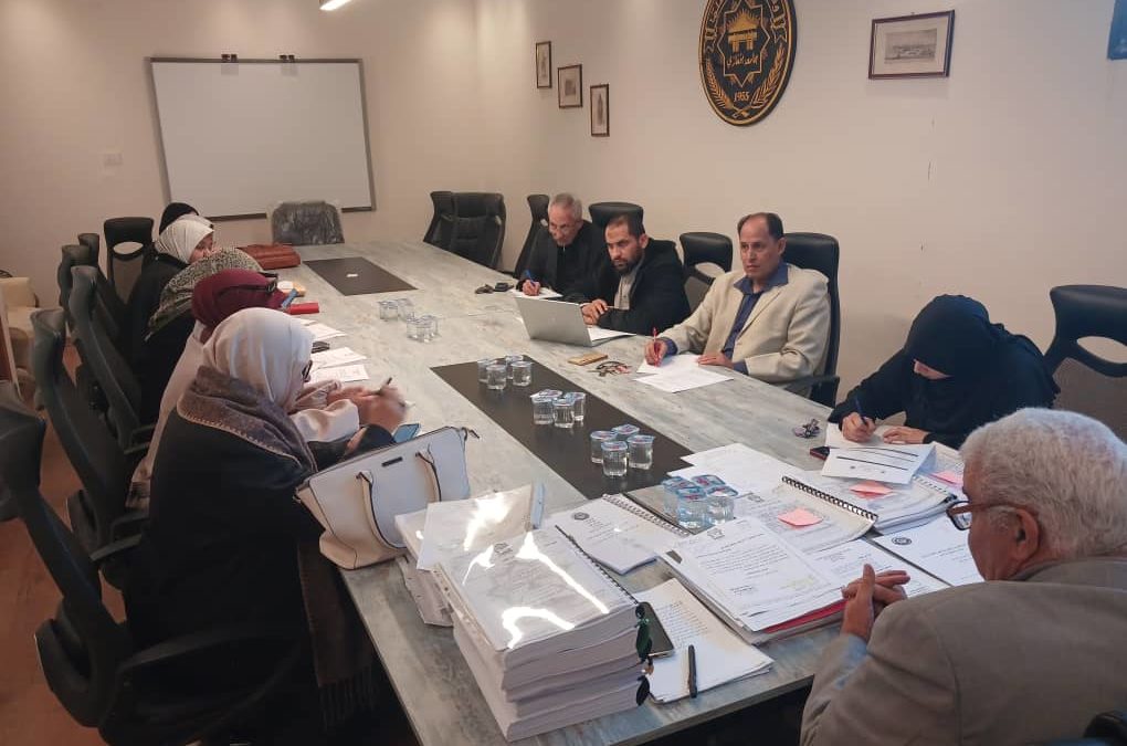 مجلس الدراسات العليا بكلية الآداب يجتمع