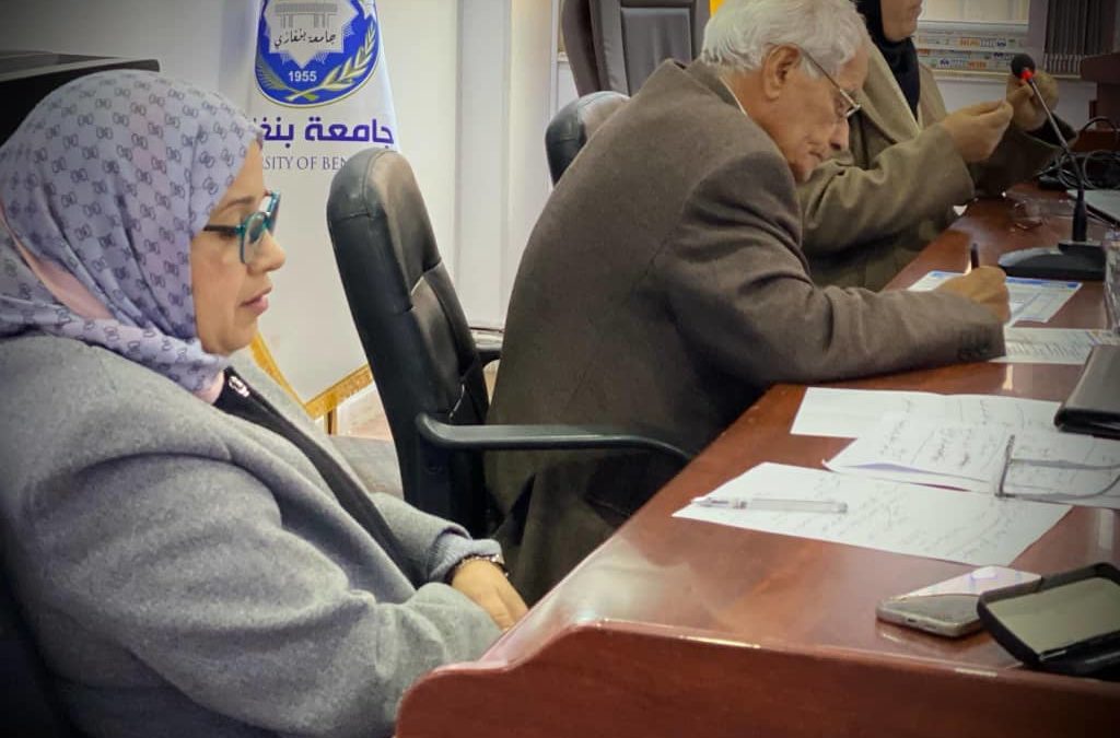 كلية الآداب تنظم جلسة حوارية حول دورها في خدمة المجتمع والبيئة