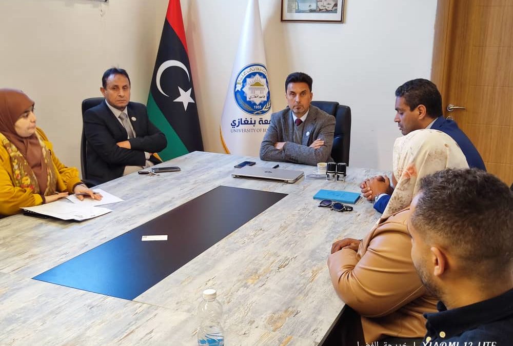 عميد كلية الآداب يستقبل وكيل الشؤون الطلابية بالجامعة