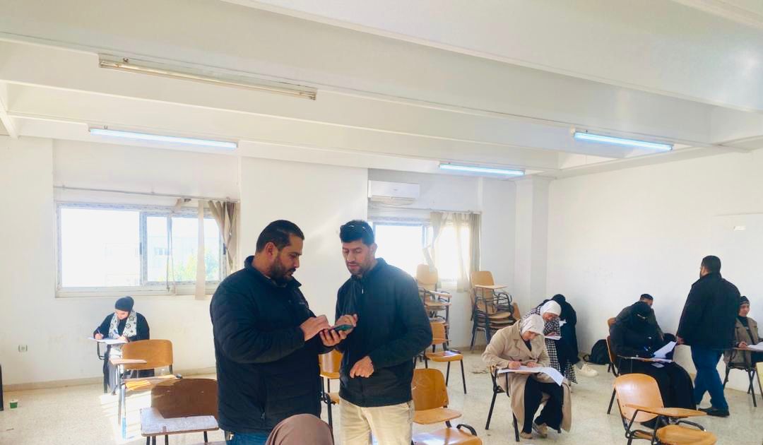 مسجل جامعة بنغازي يزور كلية الآداب لتفقد سير الامتحانات النهائية