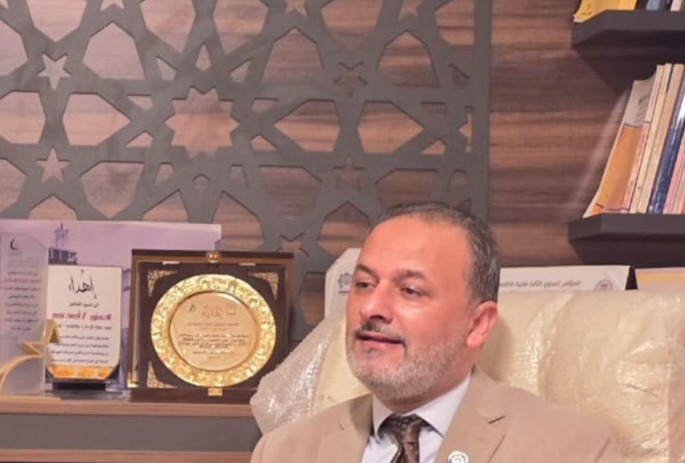 رئيس جامعة بنغازي يتابع ميدانياً انطلاق الامتحانات النهائية بكلية الآداب