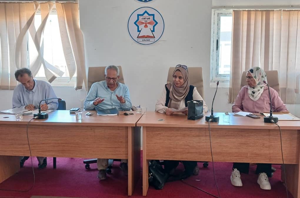مناقشة مقترحات بحوث التخرج لطلبة قسم التاريخ بكلية الآداب
